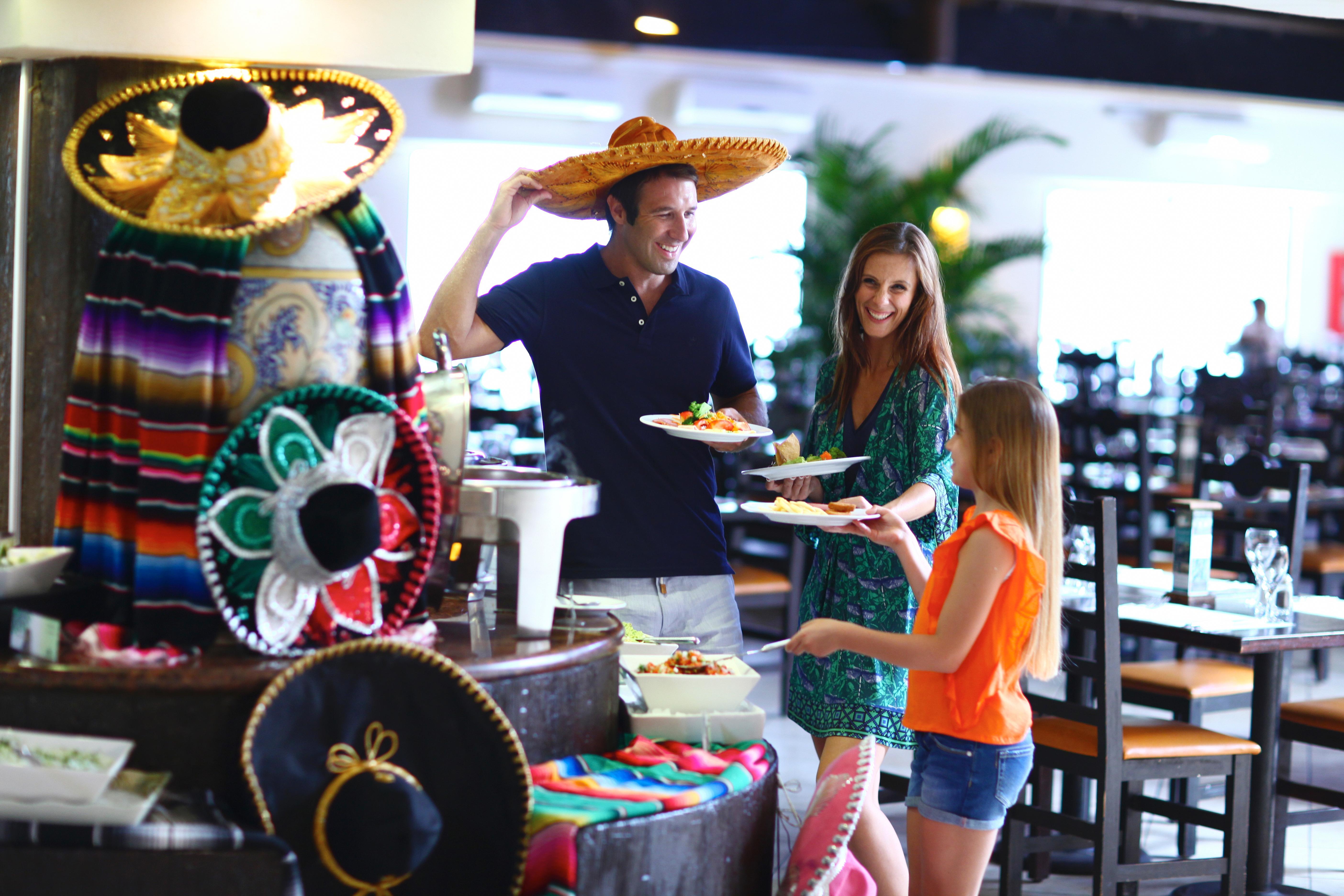 Sandos Caracol Eco Resort All Inclusive (Adults Only) Playa del Carmen Esterno foto A buffet at a restaurant