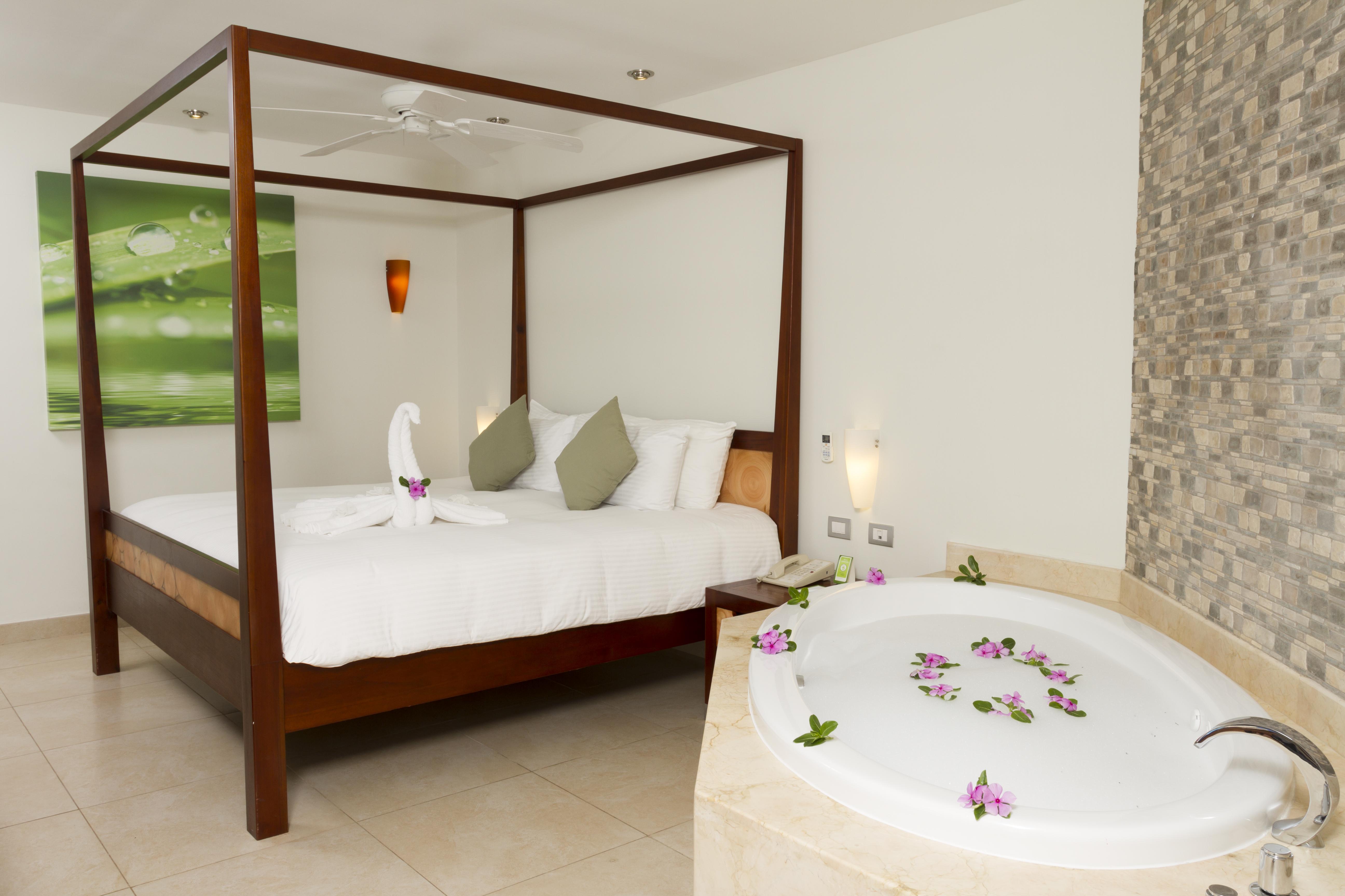 Sandos Caracol Eco Resort All Inclusive (Adults Only) Playa del Carmen Esterno foto A bedroom at the resort