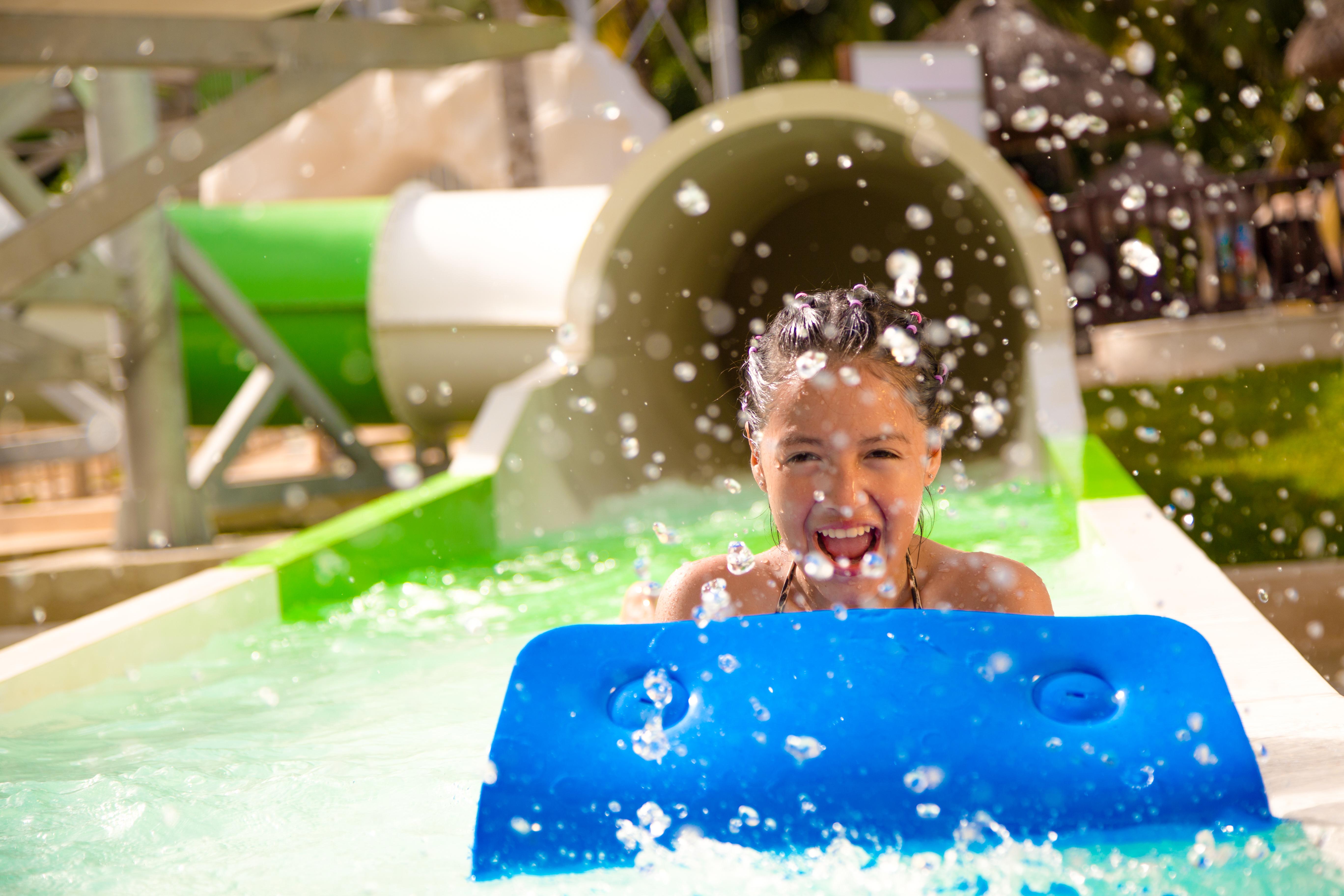 Sandos Caracol Eco Resort All Inclusive (Adults Only) Playa del Carmen Esterno foto A child on the water slide