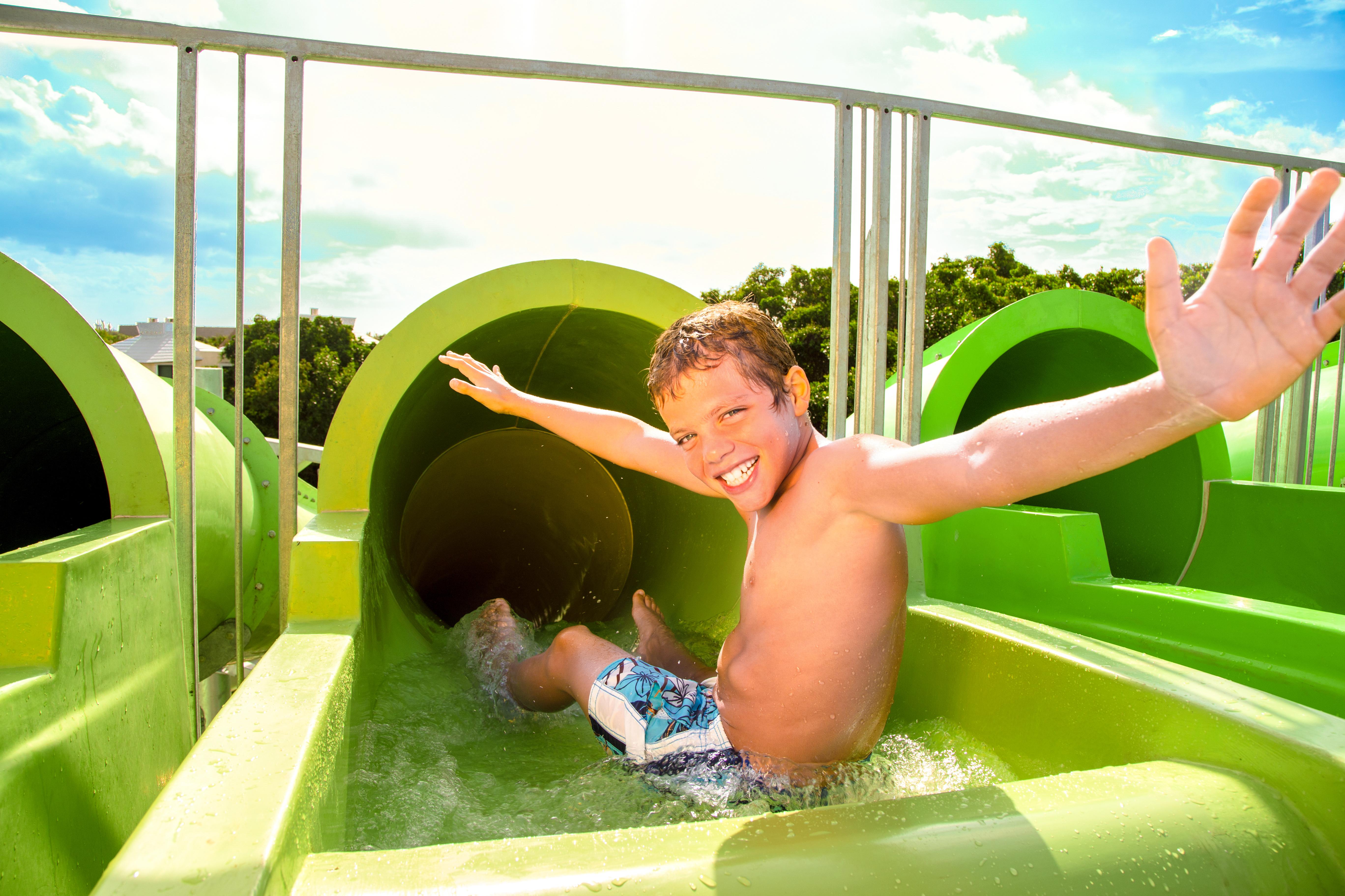 Sandos Caracol Eco Resort All Inclusive (Adults Only) Playa del Carmen Esterno foto A child on a water slide