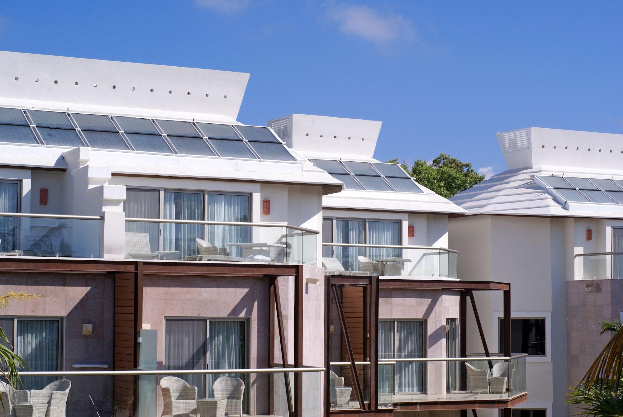 Sandos Caracol Eco Resort All Inclusive (Adults Only) Playa del Carmen Esterno foto Solar panels on the roof of a hotel in Cancun, Mexico