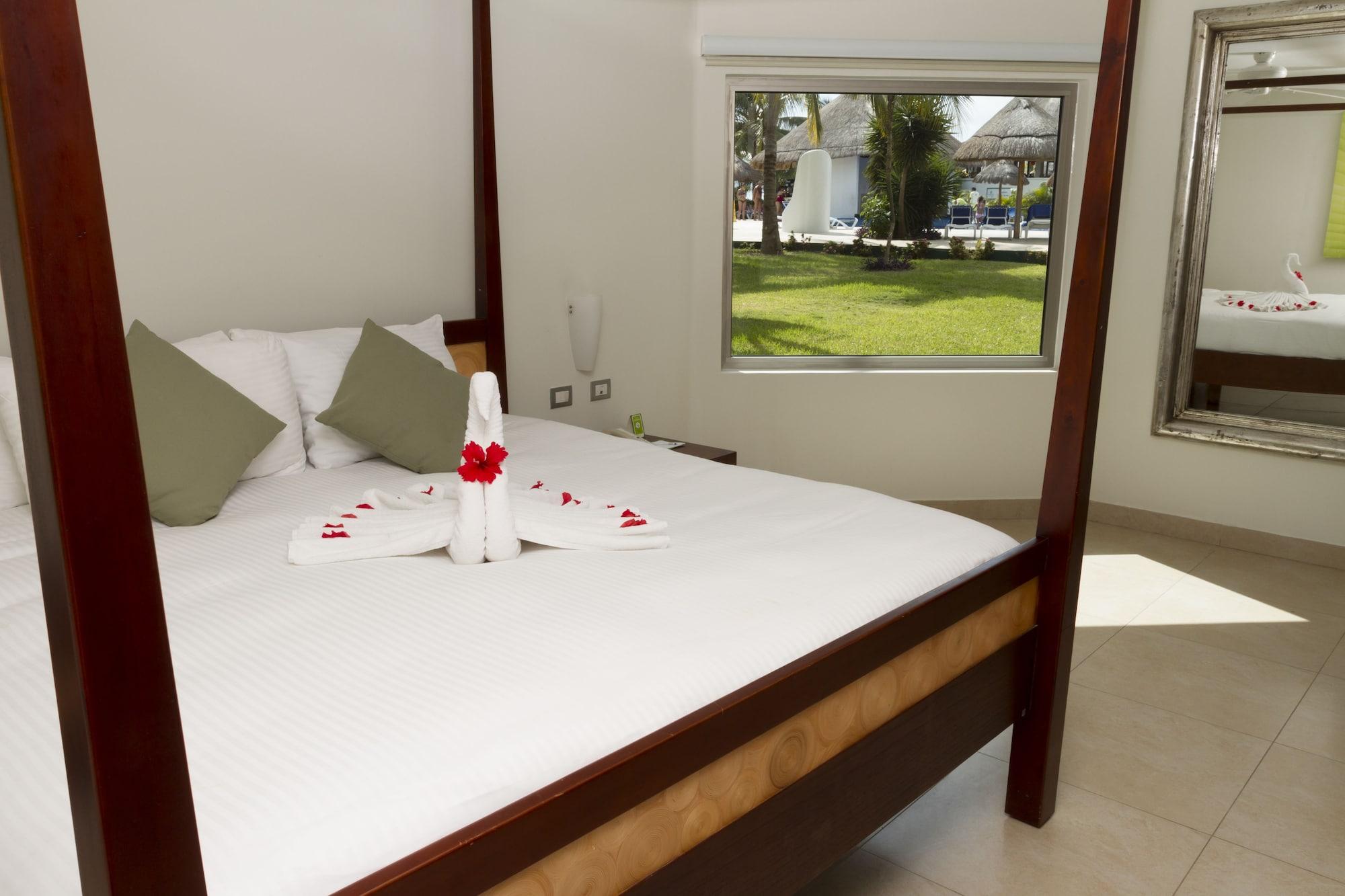 Sandos Caracol Eco Resort All Inclusive (Adults Only) Playa del Carmen Esterno foto A bedroom at the resort