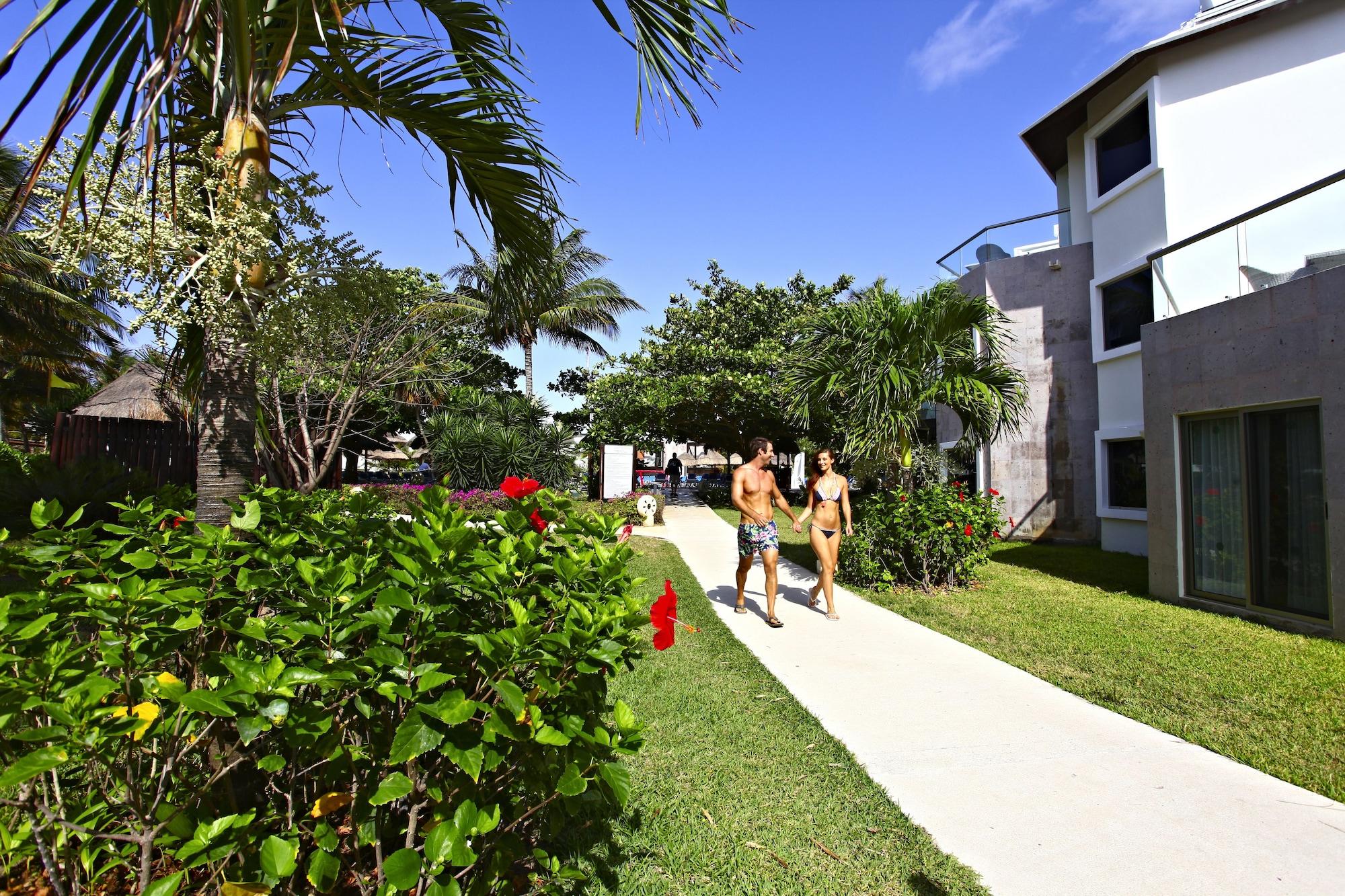 Sandos Caracol Eco Resort All Inclusive (Adults Only) Playa del Carmen Esterno foto A path in the resort