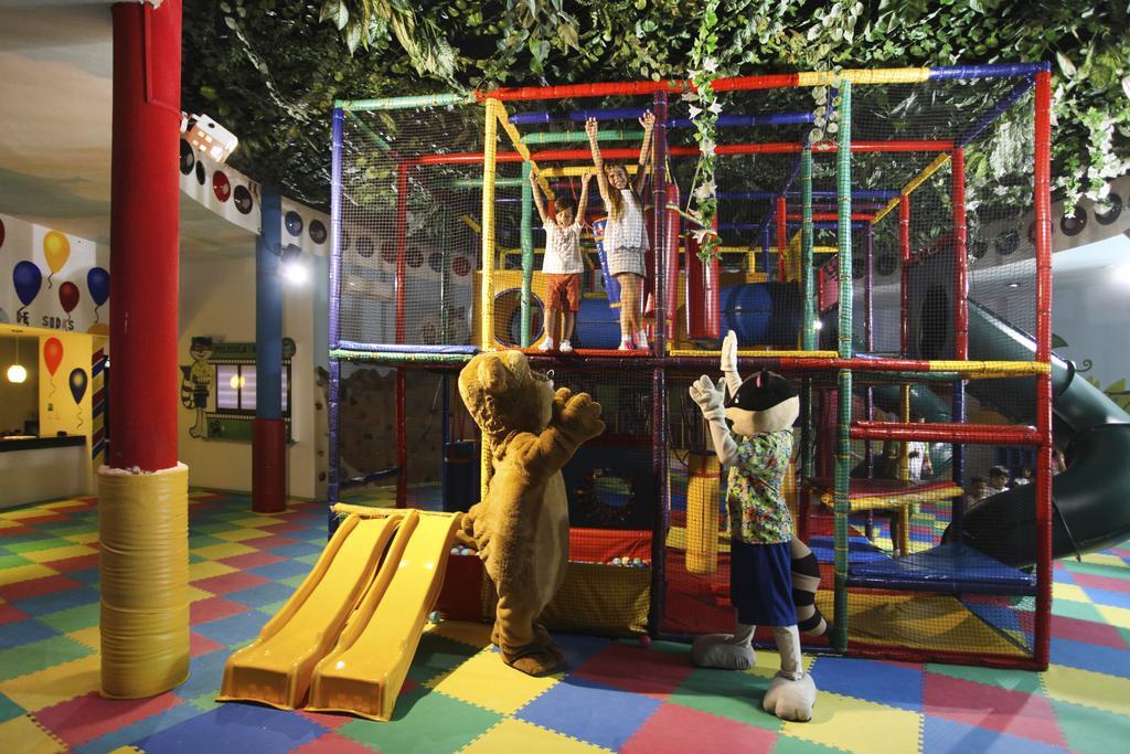 Sandos Caracol Eco Resort All Inclusive (Adults Only) Playa del Carmen Esterno foto Children playing on a jungle gym
