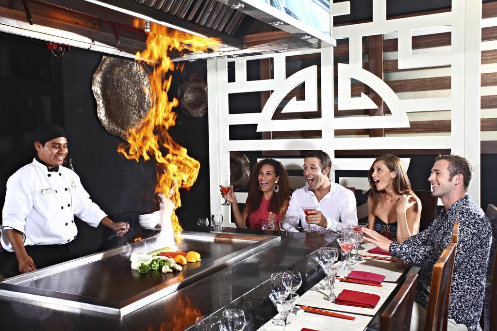 Sandos Caracol Eco Resort All Inclusive (Adults Only) Playa del Carmen Esterno foto A chef cooking at a restaurant